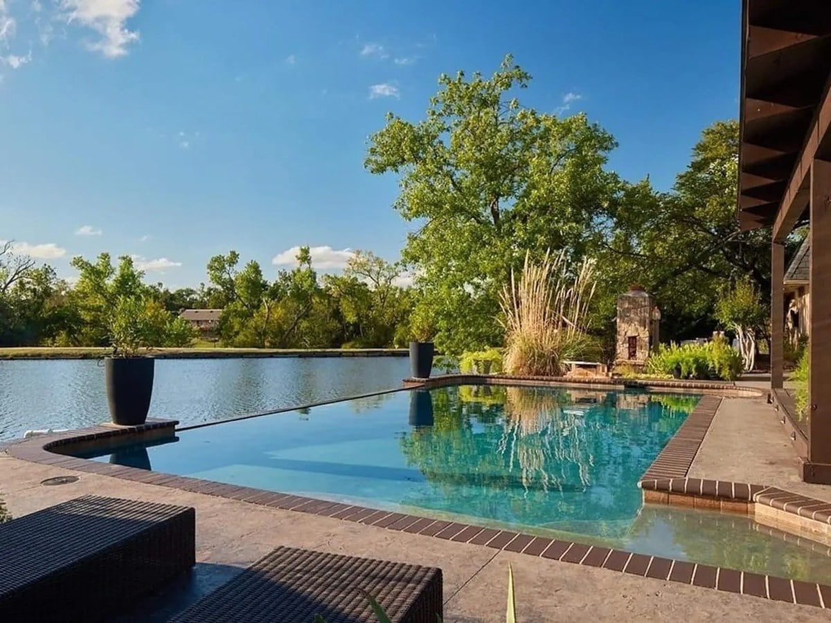 Lakefront Manor, a BnB OKC furnished home for extended stays