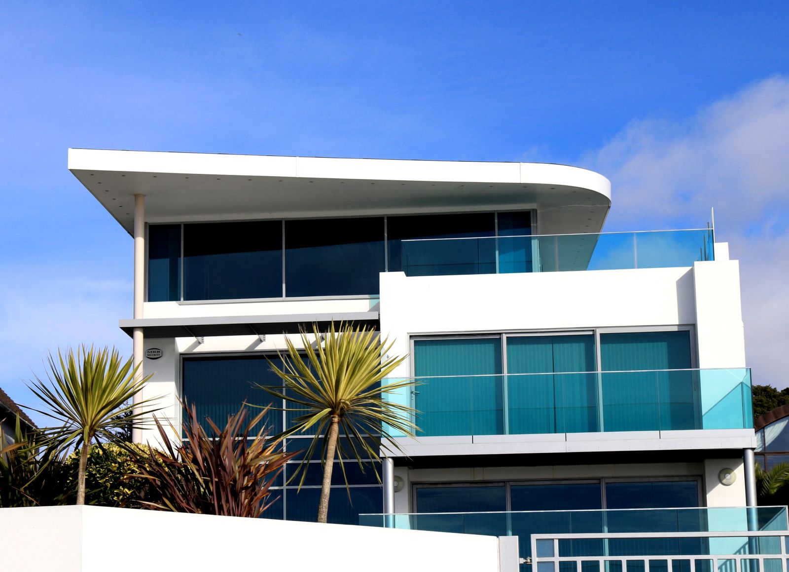 Modern glass-front luxury home exterior in Los Angeles