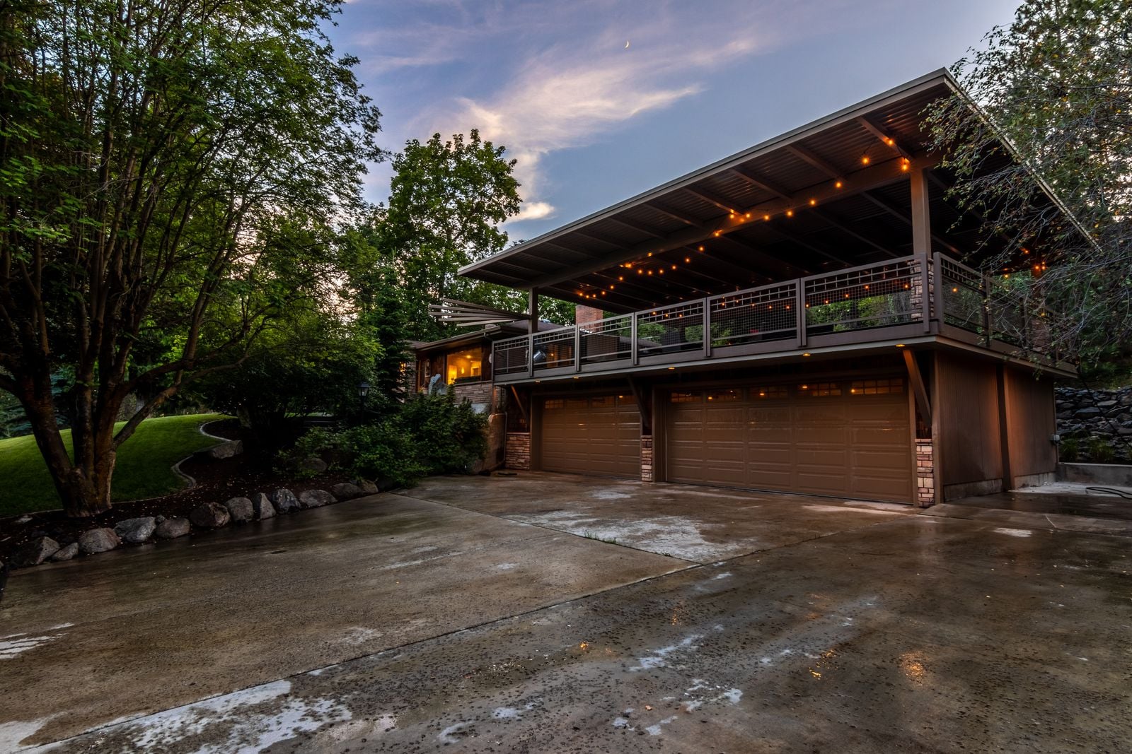 Twilight exterior of a modern Los Angeles luxury home photographed for a real estate listing